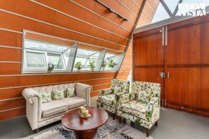 Χώρος καθιστικού στο StayVista at A Frame of Mind- Denkanikottai with Pool & BBQ