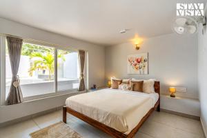 Ένα ή περισσότερα κρεβάτια σε δωμάτιο στο StayVista at A Frame of Mind- Denkanikottai with Pool & BBQ