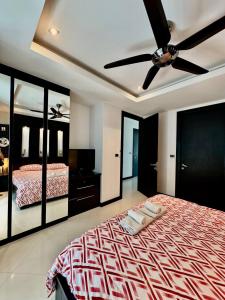 Ban Nong ChaengにあるPool Villa Karaoke Jomtien Pattayaのベッドと天井扇風機のある寝室 +13枚の写真