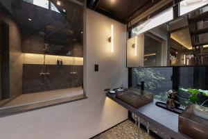 奈良市にあるCocon Nara Sanjyoの洗面台とシャワー付きのバスルーム +70枚の写真