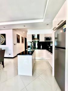 Kuchyň nebo kuchyňský kout v ubytování Pool Villa Karaoke Jomtien Pattaya