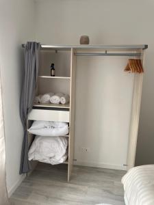 Zimmer mit einem Schrank und einem Etagenbett in der Unterkunft Appartement Japandi proche Thermes Cocon Zen Contrexéville in Contrexéville