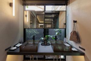 奈良市にあるCocon Nara Sanjyoの洗面台が2つと大きな窓があるバスルーム