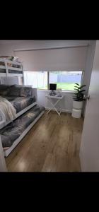 En eller flere senge i et værelse på Welcome Home Stay