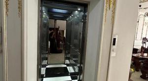 einen Spiegel an einer Wand in einem Zimmer in der Unterkunft Phi Mai Hotel in Ấp Vĩnh Tây (2)