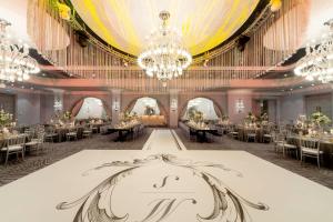 イスタンブールにあるウィンダム グランド イスタンブール カラムシュ マリーナ ホテルの空席の宴会場(テーブル、シャンデリア付) +212枚の写真