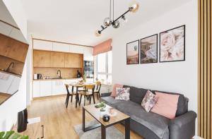 O bucătărie sau chicinetă la Apartament Pileckiego Nowy Dwór Mazowiecki Modlin Airport +22 fotografii