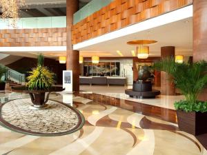 una hall con fontana al centro di un edificio di Kunshan Newport Hotel a Kunshan