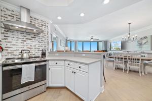 Kuchyň nebo kuchyňský kout v ubytování Lighthouse on the Bay 2605-Monthly-Pet Friendly