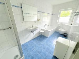 un bagno con lavandino, vasca e WC di Ferienhaus Sanddorn am Hochzeitsberg a Breege Altre 27 foto