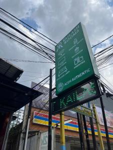 a green street sign on the side of a street at Kailash Rooms X Aceh Authentic Resto in Bandung