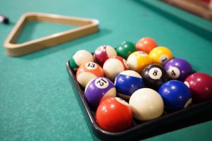 eine Gruppe von Billardbällen auf einem Billardtisch in der Unterkunft ザホテル湯沢スターダスト in Yuzawa