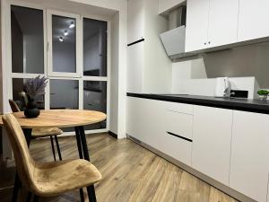 Η κουζίνα ή μικρή κουζίνα στο Сучасні апартаменти в районі автовокзалу ЖК Great House,поруч обласна лікарня,центр