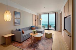 un soggiorno con un divano e una TV di Hyatt Place Ha Long Bay, Bai Chay a Ha Long