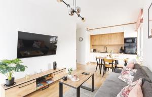 Un televizor și/sau centru de divertisment la Apartament Pileckiego Nowy Dwór Mazowiecki Modlin Airport