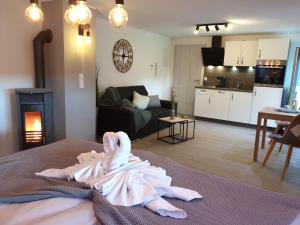 una stanza con un letto con un bambino sopra di Eifel Dream Krausbuche a Fleringen