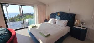 a bedroom with a large bed with a large window at Villa Sunniva in Wok Tum