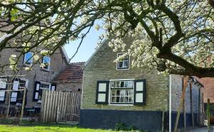 una casa de ladrillo con ventanas en blanco y negro en Mariahoeve, en Rilland