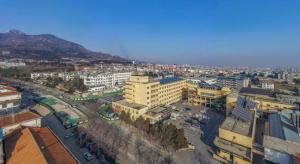 una vista aerea di una città con edifici di Yitel Tai'an Taishan Hongmen Daimiao a Tai'an