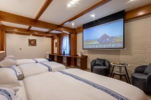 Μια τηλεόραση ή/και κέντρο ψυχαγωγίας στο Namzhuo Tibetan-style Courtyard Manor