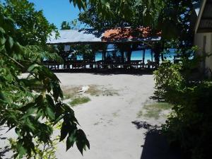una spiaggia con sedie e un padiglione sulla spiaggia di Magic's Place Beach Resort a Saavedra Altre 16 foto