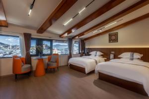 Ένα ή περισσότερα κρεβάτια σε δωμάτιο στο Namzhuo Tibetan-style Courtyard Manor +70 φωτογραφίες