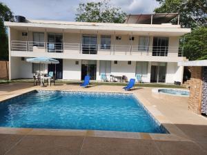 Piscina de la sau aproape de Canela Melgar-Vda-Bombote