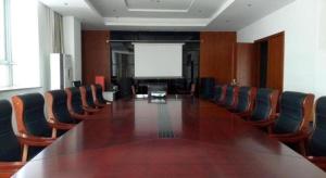 ein großer Konferenzraum mit einem langen Tisch und Stühlen in der Unterkunft GreenTree Inn Shanghai Changxing Island Yuansha Fishing Port Hotel in Yuansha