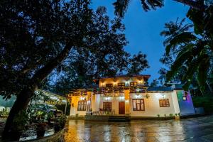 Kommerivintage inn的夜晚有灯的房子