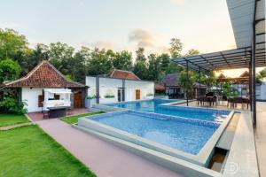 BrosotHomestay Alenay Resort Kulonprogo的一座房子后院游泳池的形象
