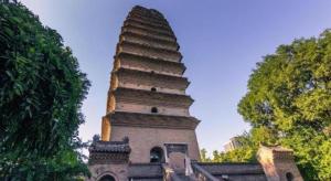 ein hoher Turm vor einem Gebäude in der Unterkunft Lavande Hotel Xian Gaoxin Branch in Xi'an