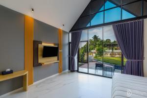 BrosotHomestay Alenay Resort Kulonprogo的一间带电视和大窗户的客厅