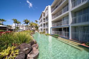una piscina frente a un edificio en Poolside Escape at Alexandra Headland, en Alexandra Headland