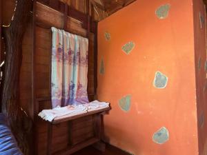 eine Ecke eines Zimmers mit Skiern an der Wand in der Unterkunft Ao Siri Beach Bungalow in Ko Jum + 12 Fotos