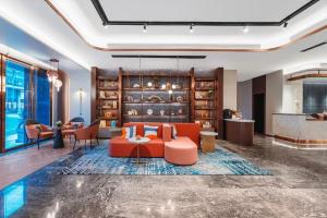 un soggiorno con un divano rosso e un tavolo di Yitel Collection Hefei Changjiang Hotel Sanxiaokou Metro Station a Hefei