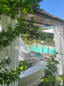 vista sulla piscina con pergolato di L'Eugenie a Pierrefonds
