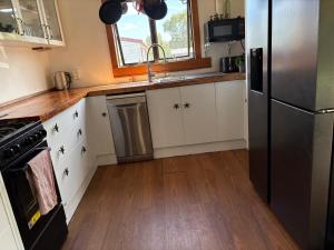 Η κουζίνα ή μικρή κουζίνα στο Lake Ngatu Cottage