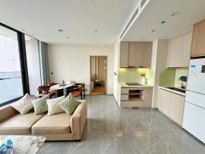 下龙湾Homestay Citadines - Icon40 - Alacarte的带沙发的大客厅和厨房