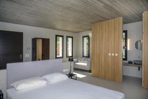 Ένα ή περισσότερα κρεβάτια σε δωμάτιο στο Villa Donatos