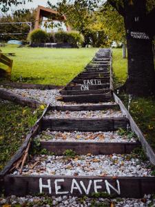 eine Treppe mit dem Wort Erde darauf in der Unterkunft Panorama Glamping Visole in Slovenska Bistrica