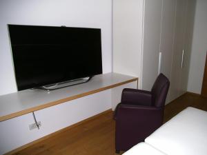 A television and/or entertainment center at Briem Wohngefühl Vermietung