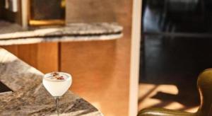 ZinfandelAuberge du Soleil, An Auberge Resort的厨房里的酒杯放在柜台上