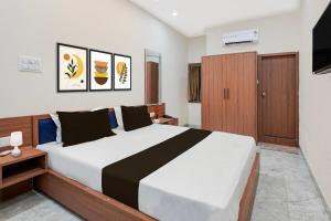 Un pat sau paturi într-o cameră la Collection O Chorwad Formerly Imperial Inn +21 fotografii