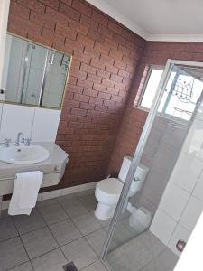 a bathroom with a toilet and a sink and a shower at Star Hotel Rutherglen in Rutherglen +11 photos