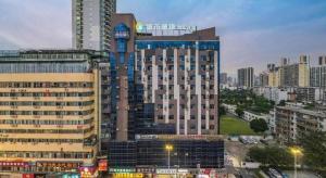 vista su un grande edificio in città di City Comfort Inn Nanning Normal University Mingxiu Metro Station a Nanning