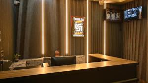 TV a/nebo společenská místnost v ubytování Sasthi Inn Hotel