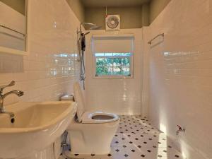 Ban Thamสะพรั่งกลางขุนเขา - Saprung on the mountain的浴室里有白色马桶和洗手池 更多50张照片