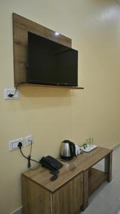 TV a/nebo společenská místnost v ubytování Sasthi Inn Hotel