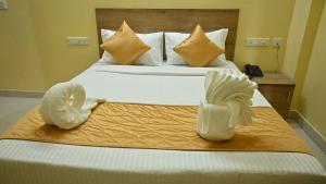 Postel nebo postele na pokoji v ubytování Sasthi Inn Hotel