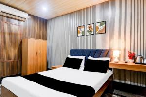 Ένα ή περισσότερα κρεβάτια σε δωμάτιο στο Hotel O Nepali Mandir Bus Terminal Formerly Hotel Aaghnya